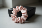 Šilkinė plaukų gumytė (1 vnt., 6 cm) - La Nuit - Baby pink